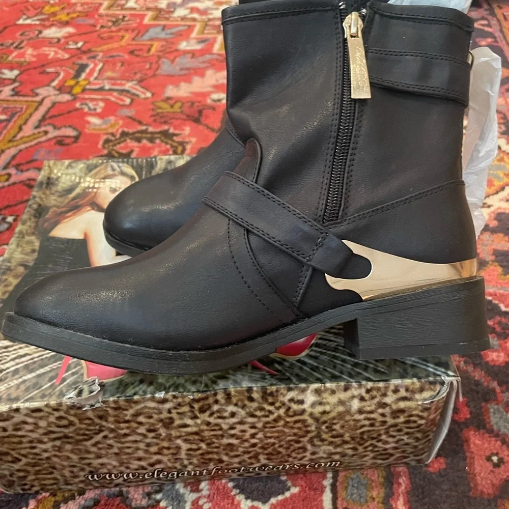 Black Boots With Gold Accents NIB Size 5.5 DKDB - Picture 11 of 15